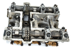 Carb cylinder head without rocker cover
