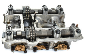 Carb cylinder head without rocker cover