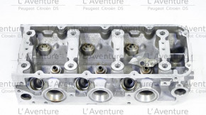 Right cylinder head