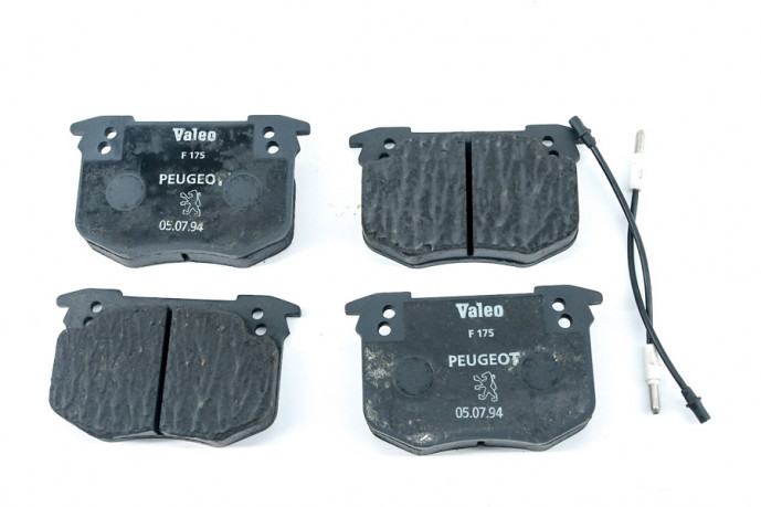 Set of 4 front brake pads