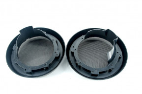 2 supports with grids for speakers