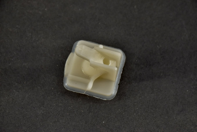 Clip maintien accoudoir porte